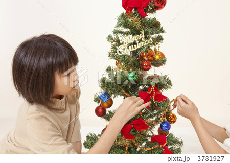 クリスマスの準備をする女の子 3781927