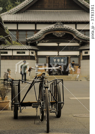 三輪自転車 自転車 昔の街並みの写真素材 3783361
