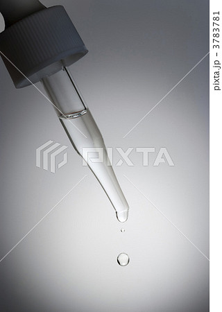 化粧瓶のスポイトと水滴 3783781