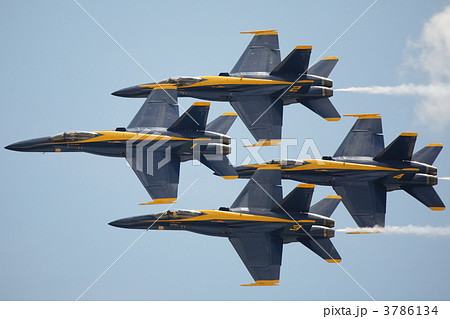 ブルーエンジェルスの編隊飛行 3786134