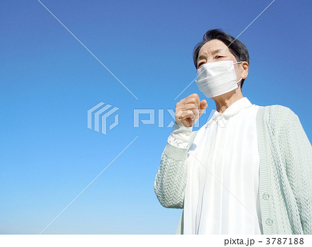 咳をするシニア女性 咳をするシニア女性 3787188