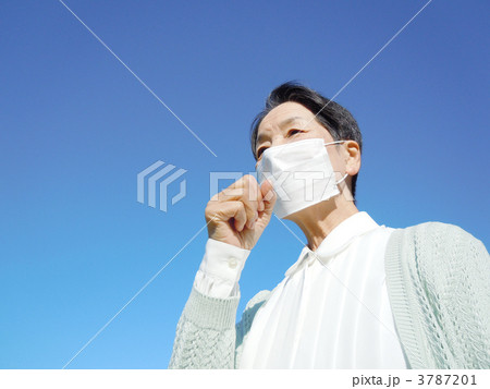 咳をするシニア女性 3787201