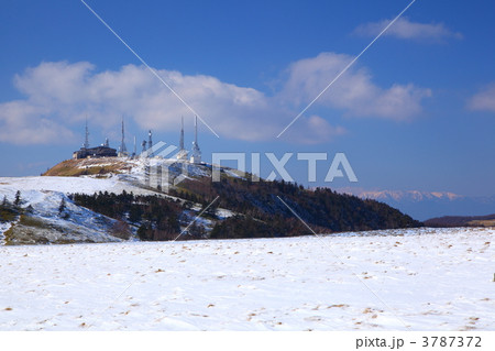 冬の美ヶ原高原の電波塔 3787372