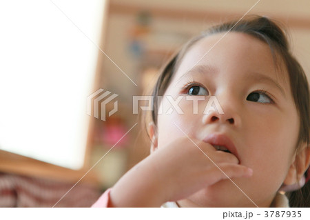 ゆびしゃぶりをする3才女の子 3787935
