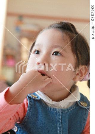 ゆびしゃぶりをする3才女の子 3787936