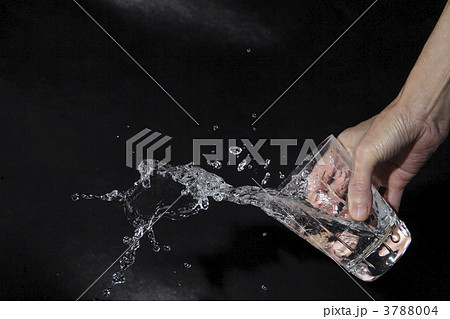 グラスからこぼれる水6の写真素材