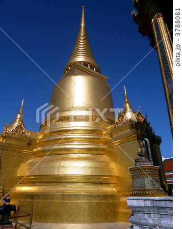 タイ王国　ワットプラケオの黄金仏塔 3788081