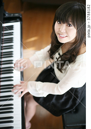 笑顔でピアノを弾く女性 3788182