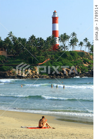 インドコバラムビーチと赤い灯台 3789514