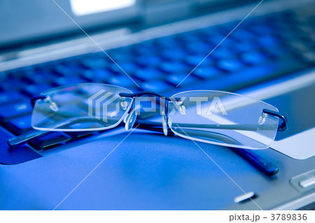 business glasses on a laptop keyboard 3789836