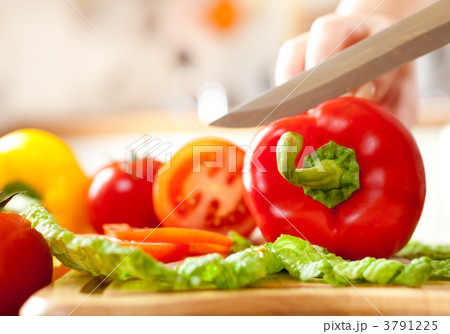 Woman's hands cutting vegetables 3791225