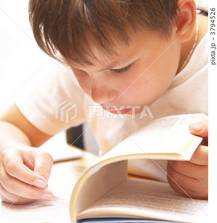 boy behind a desk 3794526