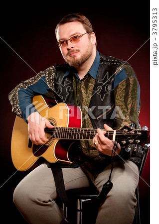 man with a guitar 3795313
