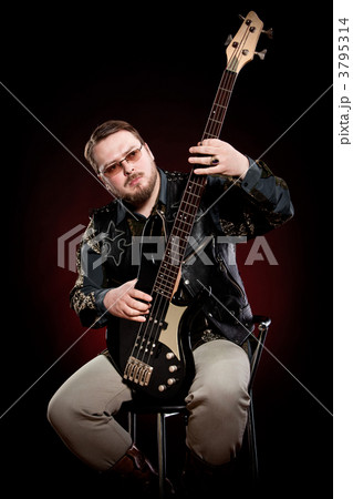 man with a guitar 3795314