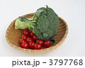ブロッコリーとミニトマト 3797768