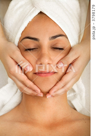 Woman getting a facial 3798179