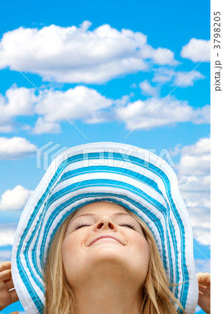 woman with a hat outdoors 3798205