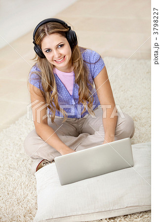 Woman downloading music 3798227