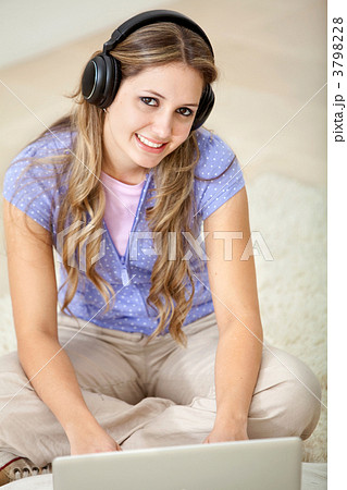 Woman wih headphones and computer 3798228