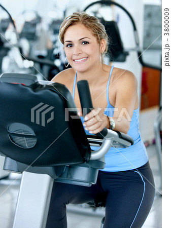 woman at the gym cycling 3800009