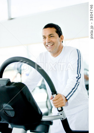 Man exercising at the gym 3804746