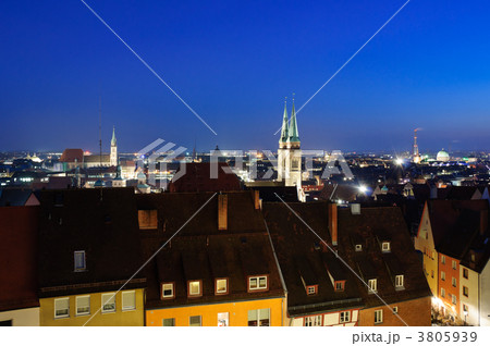 ドイツ　ニュルンベルク旧市街の夜景 3805939