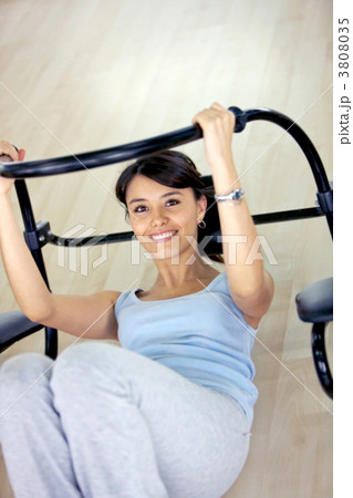 Woman exercising her abs Woman exercising her abs 3808035