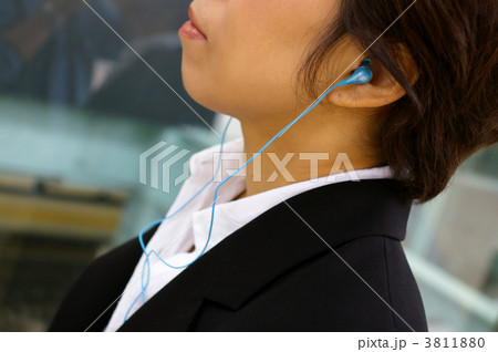 イヤホンをつけた女性 3811880