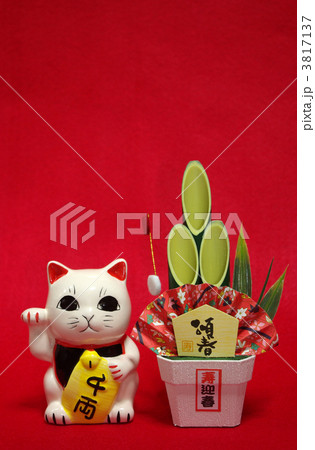 金運招き猫と門松(下寄り縦位置) 金運招き猫と門松(下寄り縦位置) 3817137