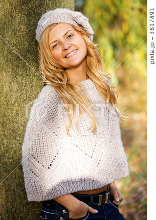 autumn woman smiling 3817891
