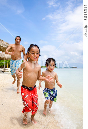 happy family on vacation 3818512