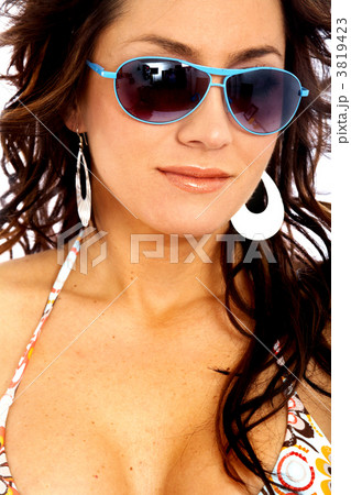 smiling woman portrait - sunglasses smiling woman portrait - sunglasses 3819423