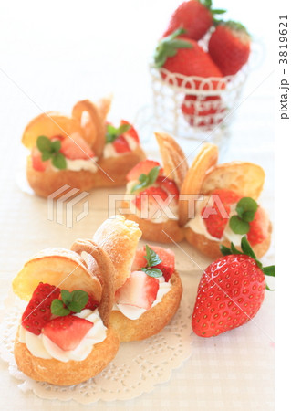 シュークリーム　苺　スイーツ 3819621
