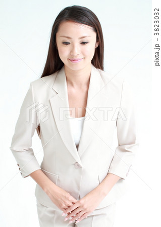 おじぎするビジネスウーマン 3823032