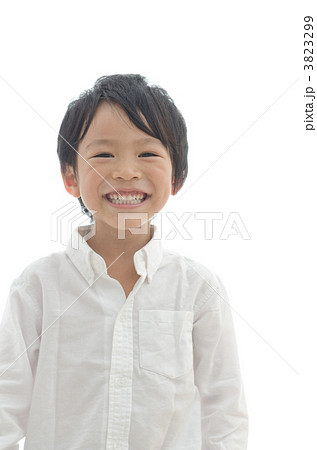 白いシャツを着た男の子（白バック） 3823299