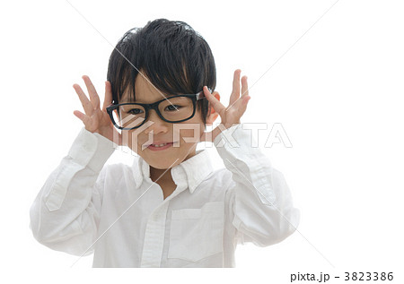 だてメガネをかけた男の子（白バック） 3823386