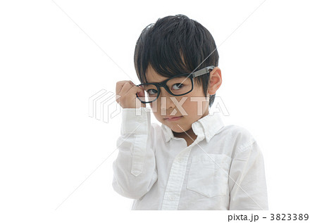 だてメガネをかけた男の子（白バック） 3823389