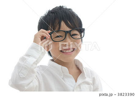 だてメガネをかけた男の子 白バック の写真素材