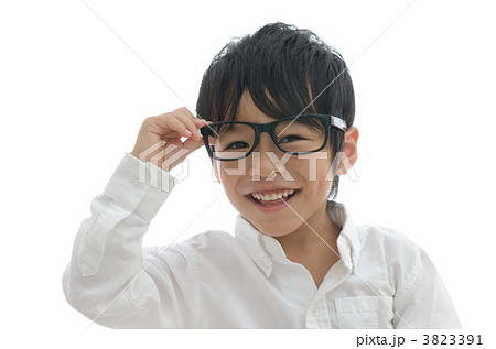 だてメガネをかけた男の子（白バック） 3823391