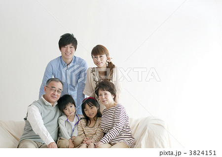 ソファーに座る3世代家族 3824151