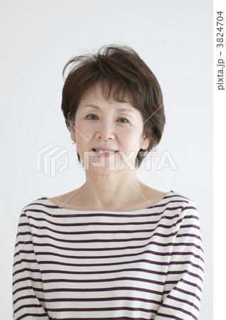 微笑むシニア女性のポートレート 微笑むシニア女性のポートレート 3824704