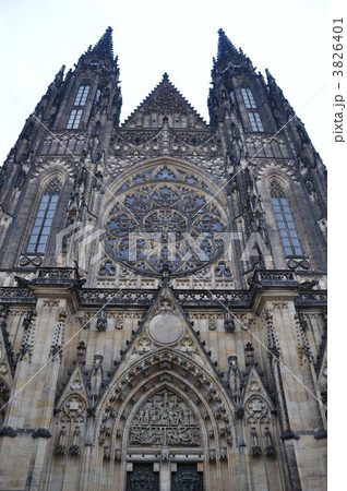プラハ　プラハ城・聖ヴィート大聖堂正面 3826401