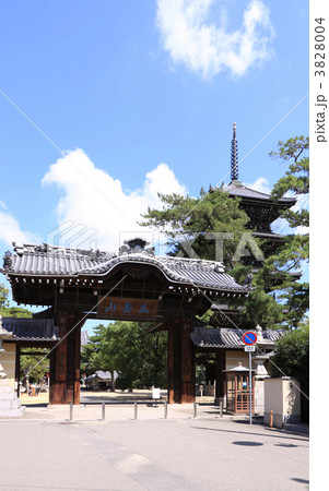 四国霊場第75番札所「善通寺」東院の南大門と五重塔 3828004