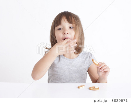 クッキーを食べる女の子の写真素材