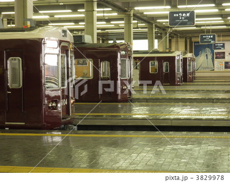 出発を待つ列車 3829978