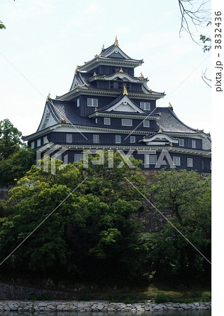 そびえ立つ夏の岡山城 そびえ立つ夏の岡山城 3832436