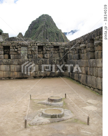 世界遺産「マチュピチュ」の天体観測の石（ペルー） 3834039