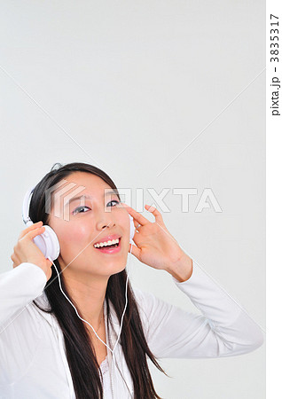 音楽を聴く女性 3835317