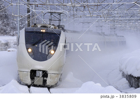 雪の中を走るサンダーバード 3835809