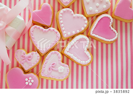 ピンクのハートのクッキーの写真素材 352